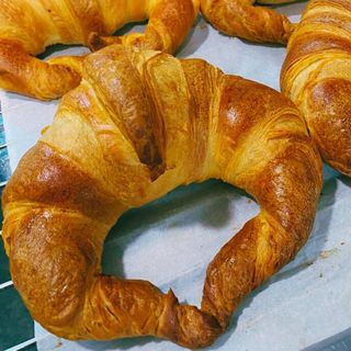 DESAYUNO A- Croissant con mermelada