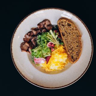 Омлет з ростбіфом витриманим сиром та свіжим салатом (350г)