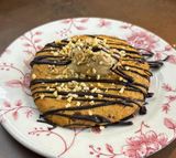 Cookie con crema Kinder Bueno y avellanas