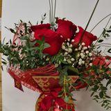 ramo 6 rosas en jarrón descartable