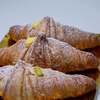 Croissant umplut cu crema