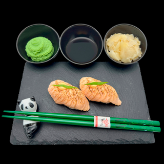 Nigiri z opalanym łososiem - 2 szt