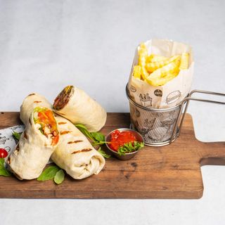 Tortilja s piletinom i pomfit (1 tortilla) i Coca-cola