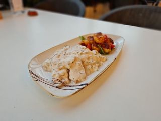 Piletina u kremastom zucchini sosu