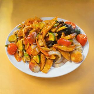 192.Картофи в соев сос и зеленчуци (800г)