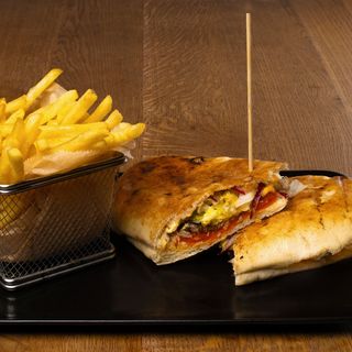 Sendvič sa biftekom i pečenom paprikom