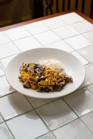 TAGLIATELLE Z RÓŻNYMI GRZYBAMI I TARTUFATĄ