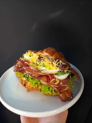 Croissant szynka serrano