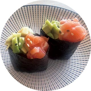 139. Gunkan De Salmón Crudo Y Aguacate (2 Uds.)