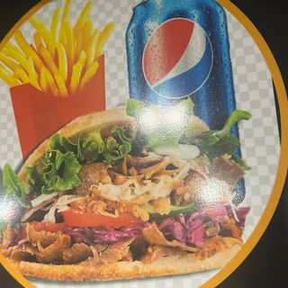 Kebab Con Bebida Y Patatas