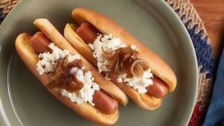 Hot dog con queso de cabra