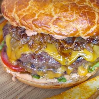 Cheeseburger /frites/soda gratuit 