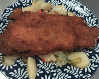 Cachopo de pollo con patatas fritas 