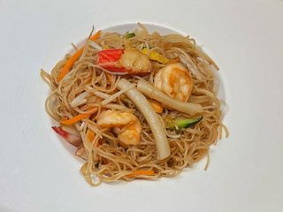 35.Spaghetti di riso saltati con frutti di mare