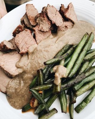 Яловичина на грилі зі стручковою квасолею і соусом Наж (280г)