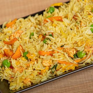 Arroz especial (huevos guisantes, cilantro)