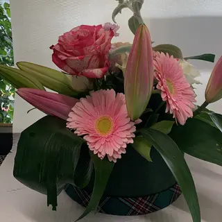 Cappelliera con spugna di fiori freschi