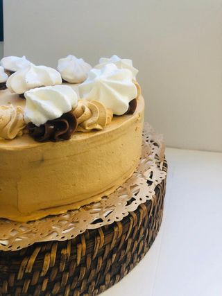 Tarta entera  crema de Dulce de Leche y Suspiros  Tamaño S (M5)