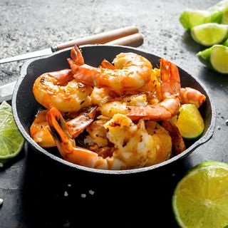 Creveți black tiger la plită și sos de pătrunjel