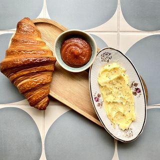 Круасан з фермерським маслом та крафтовим варенням (190 г)