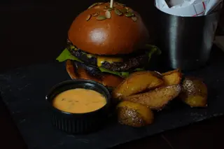 Burger Alai cu cartofi în coajă