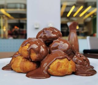 Pyramide De Chou À La Crème