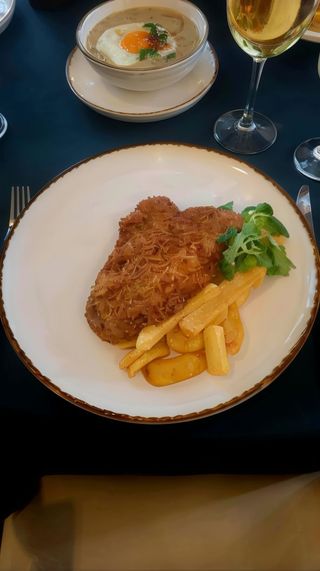 Sznycel drobiowy, frytki, surówka