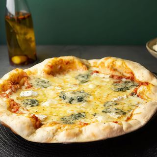 Pizza 4 quesos (33 cm.)