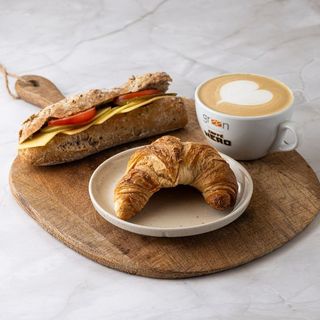 Pracuję z domu z kawą