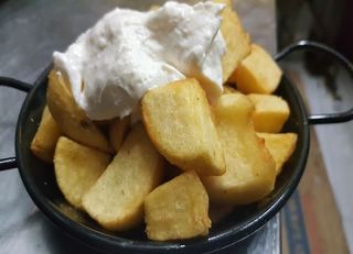 Patatas bravas salsa alli oli