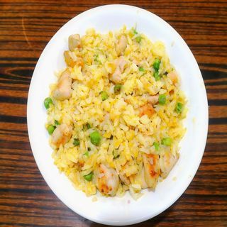 Riso saltato con pollo e uovo