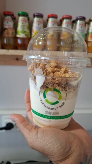 Iogurte com Granola e Fruta