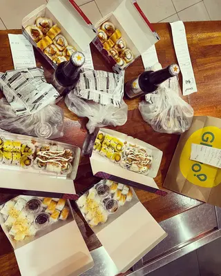 Combo 1 De Sushi (40 Piezas + Gyozas + Rollitos De Primavera)
