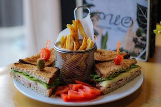 Клуб сандвич с пилешко (400гр)