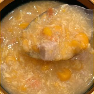 Sopa de pollo con maiz