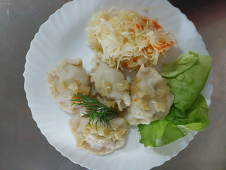 Pierogi Ruskie 5 szt kraszone surówka z białej kapusty