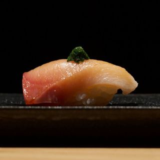 Nigiri de Hamachi +++ Fatty de Japón (1 unidad)