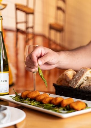 Croquetas de jamón con piparras