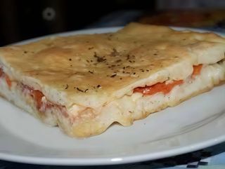 Pizza ripiena salame e formaggio