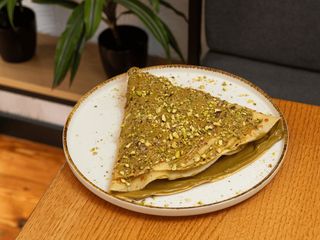 Млинець з фісташковим кремом