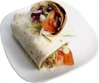 Durüm De Pollo Con Ensalada Y Salsa
