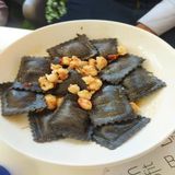 Ravioli Nero Gamberi Y Rúcula