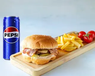 Bejkon burger, pomfrit i Pepsi