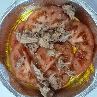 Tomates aliñados con atún