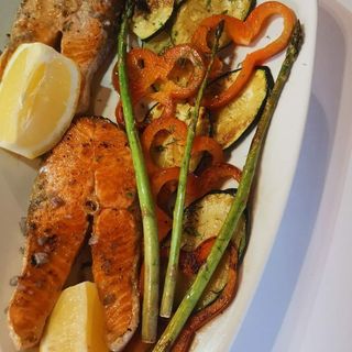 Salmón A La Plancha Y Patatas Fritas Caseras