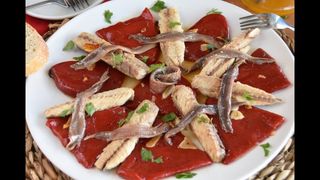 Ensalada de pimientos de piquillo con anchoas y ventresca