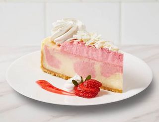 Tranche de Gâteau au Fromage aux Fraises et à la Crème