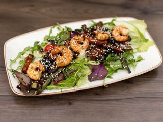 Теплий азіатський салат з тигровими креветками 300г