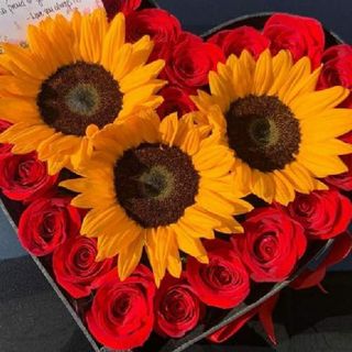 Corazón con Girazoles y Rosas