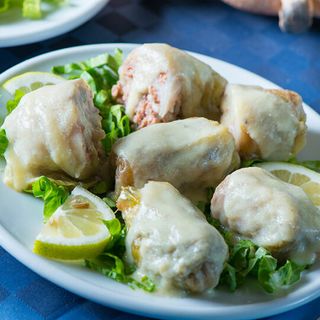Laxanodolmades Involtini di verza con cuore saporito